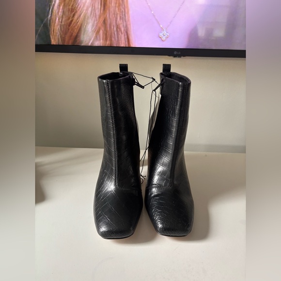 Express BRAND NEW!! Black Croc-Patterned Ankle Booties - Picture 11 of 12